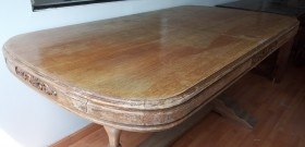 Mesa. Gran mesa en madera para salón. Viejita pero fuerte.