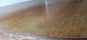 Mesa. Gran mesa en madera para salón. Viejita pero fuerte.