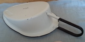 Bacinilla hospitalaria con tapa. Años 60. Cuña