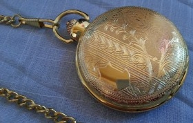 Reloj de bolsillo con cadena. Réplica de los antiguos relojes.