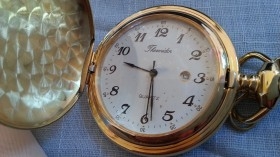 Reloj de bolsillo con cadena. Réplica de los antiguos relojes.