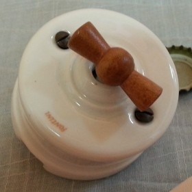 Interruptor de palomilla en Porcelana. Estilo vintage.