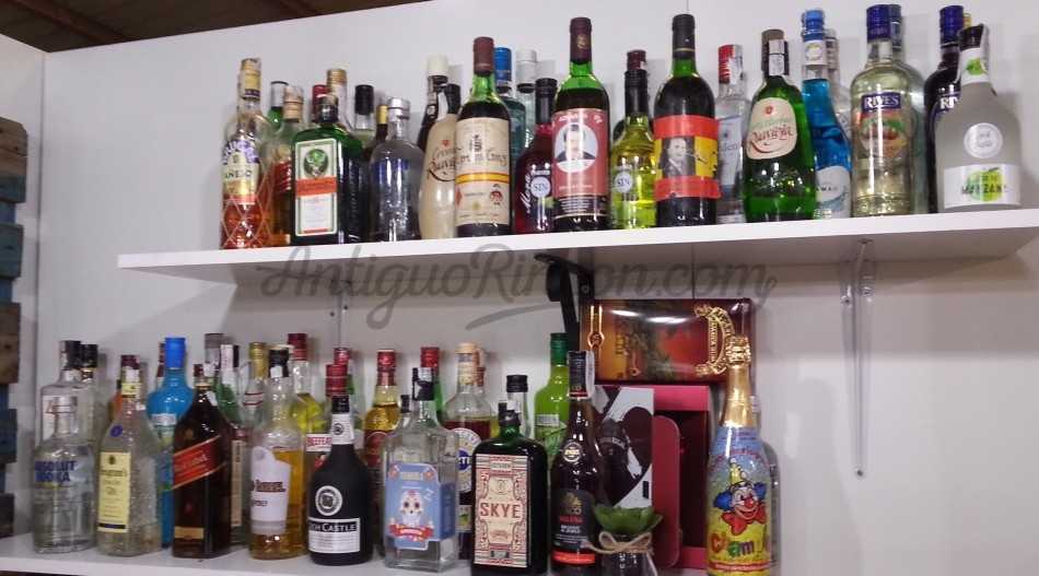 Bebidas embotelladas de múltiples marcas para atrezzo o decoración.