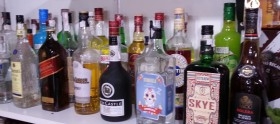 Bebidas embotelladas de múltiples marcas para atrezzo o decoración.