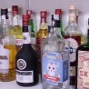 Bebidas embotelladas de múltiples marcas para atrezzo o decoración.