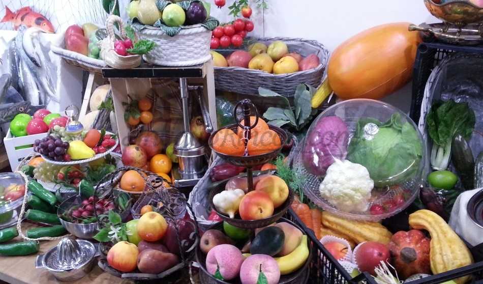 Frutas y verduras ficticios para atrezzo o decoración.