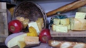 Quesos y porciones de queso. Ficticios para atrezzo o decoración.