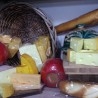 Quesos y porciones de queso. Ficticios para atrezzo o decoración.