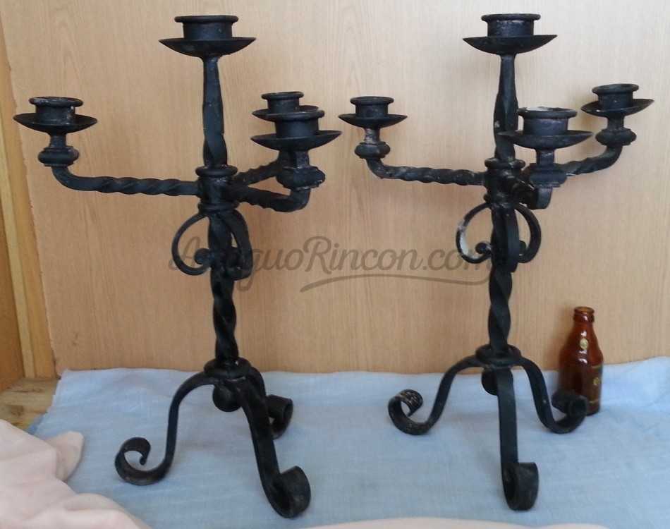 Candelabros en hierro. Pareja. Estilo rústico medieval.