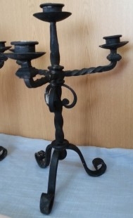 Candelabros en hierro. Pareja. Estilo rústico medieval.