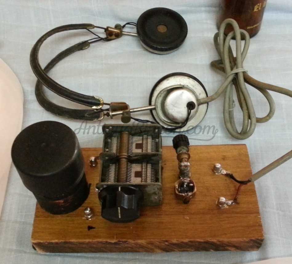 Radio de galena con auriculares.