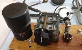 Radio de galena con auriculares.