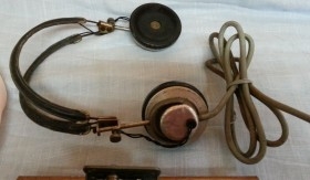 Radio de galena con auriculares.
