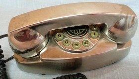 Teléfono estilo vintage. Fabricado en plástico y metal.