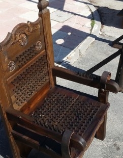 Sillón de pinchos. Gran máquina de tortura. Estilo medieval. Artesanal.