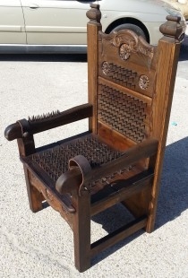 Sillón de pinchos. Gran máquina de tortura. Estilo medieval. Artesanal.