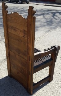 Sillón de pinchos. Gran máquina de tortura. Estilo medieval. Artesanal.