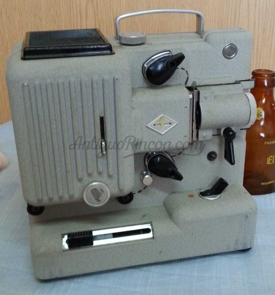 Proyector vintage. Marca EUMIG.