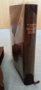 Libro antiguo. Misalito Regina.