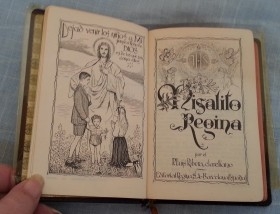 Libro antiguo. Misalito Regina.