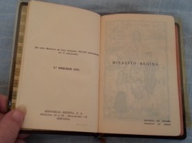 Libro antiguo. Misalito Regina.