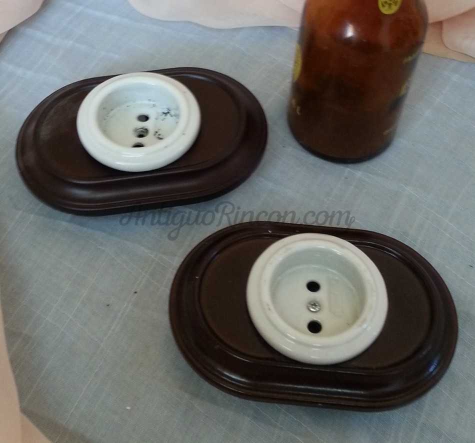 Enchufes de baquelita en soporte de madera. Pareja. Enchufes de baquelita en soporte de madera. Pareja.