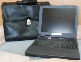 Ordenador portátil vintage. Marca Toshiba.