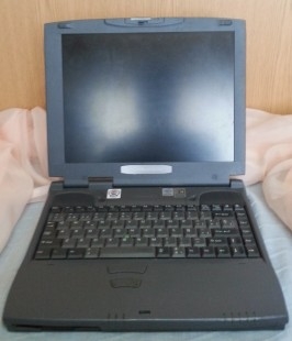 Ordenador portátil vintage. Marca Toshiba.