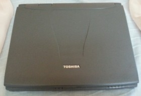 Ordenador portátil vintage. Marca Toshiba.
