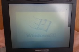 Ordenador portátil vintage. Marca Toshiba.