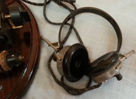 Radio de galena con auriculares. Réplica.