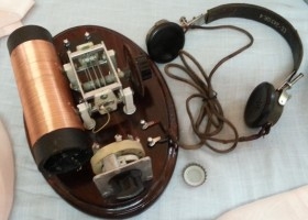 Radio de galena con auriculares. Réplica.