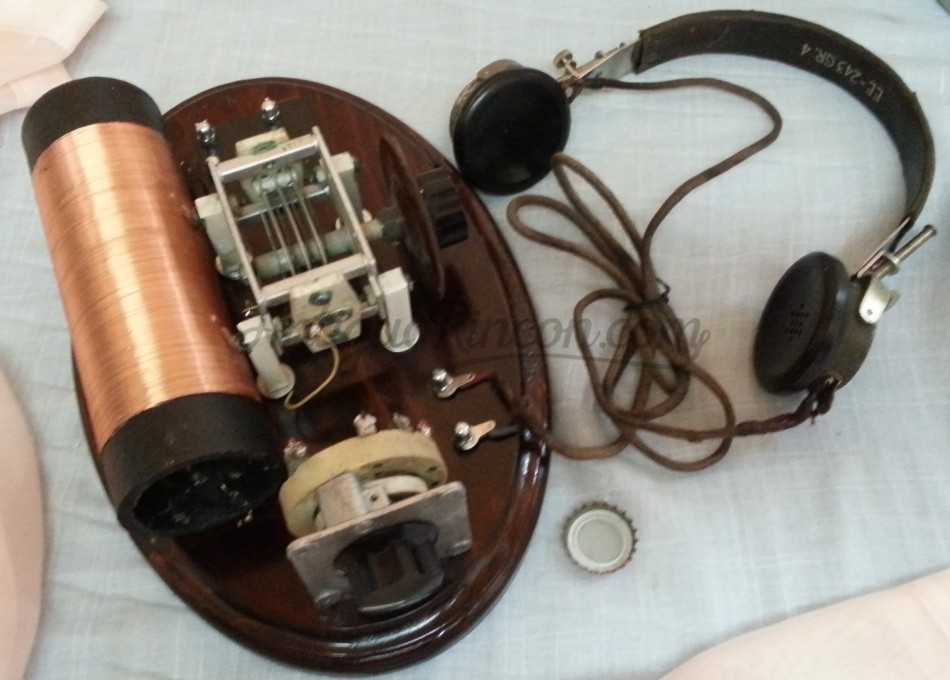 Radio de galena con auriculares. Réplica.