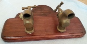 Grifos de Jardín antiguos en bronce en soporte de madera. Pareja.