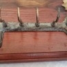 Cuelga-llaves vintage en soporte de madera.