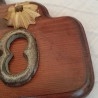 Cuelga-llaves vintage en soporte de madera.