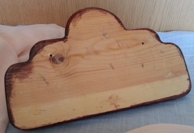 Cuelga-llaves vintage en soporte de madera.