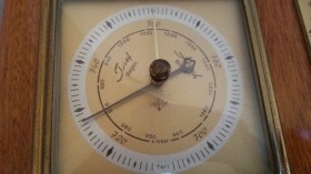 Barómetro con termómetro. Vintage. En madera y vidrio.