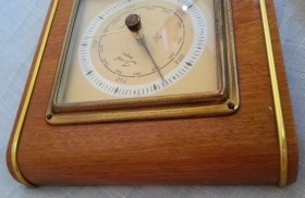 Barómetro con termómetro. Vintage. En madera y vidrio.