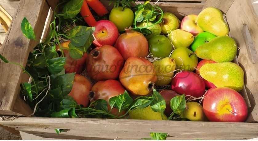 Cajas de frutas ficticias para atrezzo o decoración. Preparamos sus decoraciones de encargo.