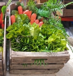 Cajas de verduras y hortalizas ficticias para atrezzo o decoración. Preparamos sus decoraciones de encargo.
