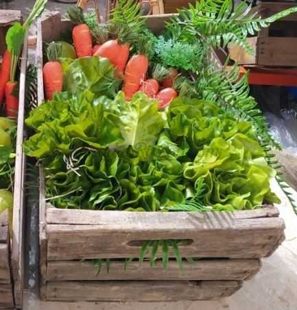 Cajas de verduras y hortalizas ficticias para atrezzo o decoración. Preparamos sus decoraciones de encargo.