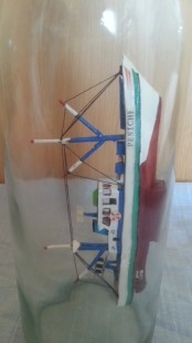 Barco. Maqueta miniatura en botella.