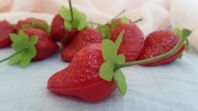 Fresas. Imitación alimentación. 12 Unidades.