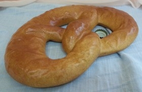 Pretzel alemán grande. Imitación alimentos.