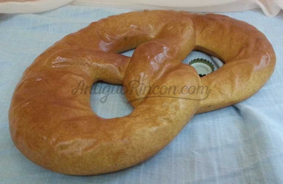 Pretzel alemán grande. Imitación alimentos.