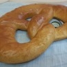 Pretzel alemán grande. Imitación alimentos.