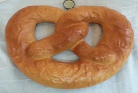 Pretzel alemán grande. Imitación alimentos.