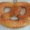 Pretzel alemán grande. Imitación alimentos.