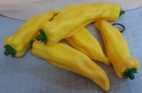 Pimientos amarillos alargados. Imitación alimentos. 6 Unidades